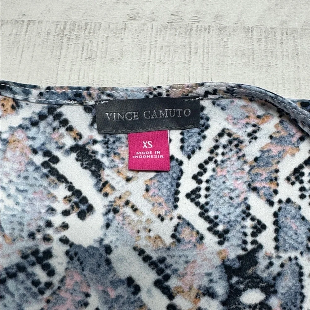 Vince Camuto Snake Print Ruffled Top Womens Size XS NWT - Picture 6 of 10